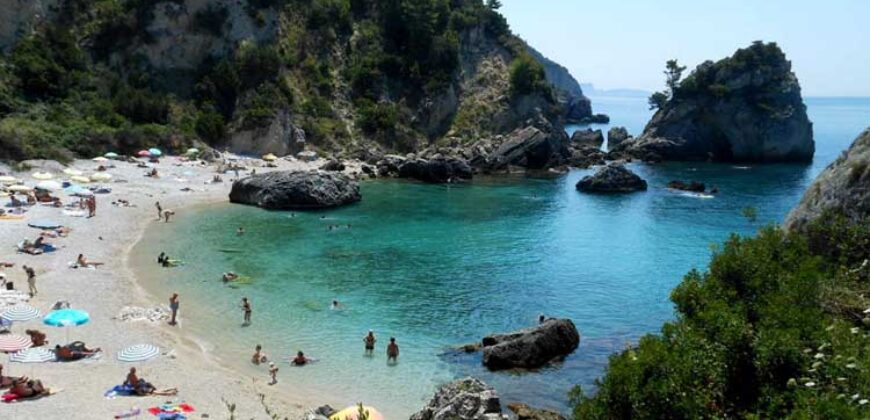 Piso Kryoneri Beach